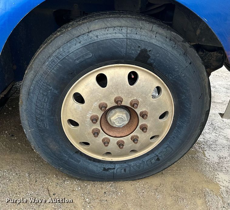 image for item JE9453 1999 International 9200  semi truck