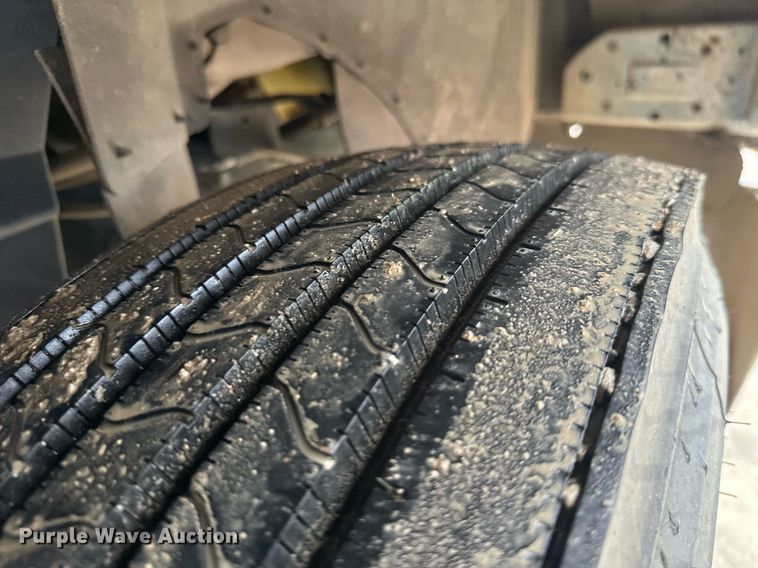 image for item JE9453 1999 International 9200  semi truck