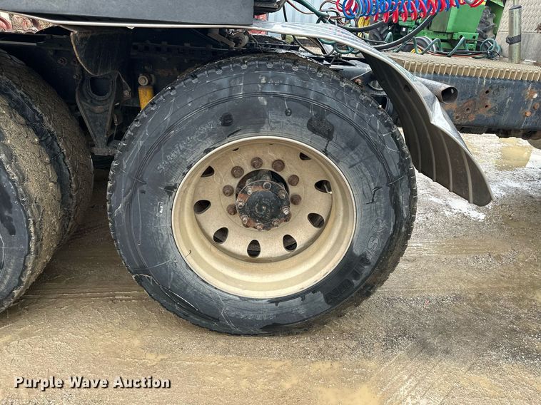 image for item JE9453 1999 International 9200  semi truck