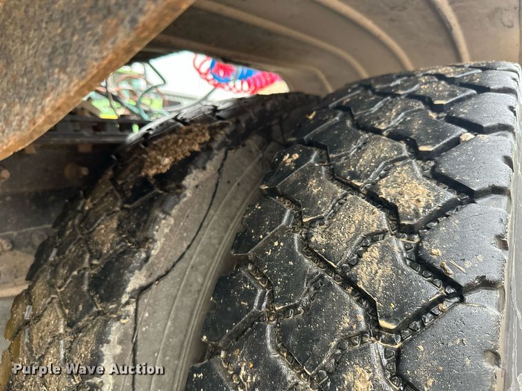 image for item JE9453 1999 International 9200  semi truck