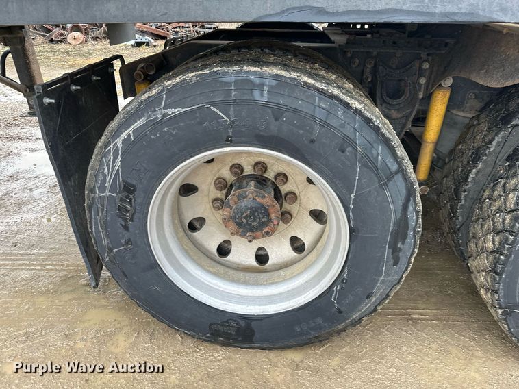 image for item JE9453 1999 International 9200  semi truck