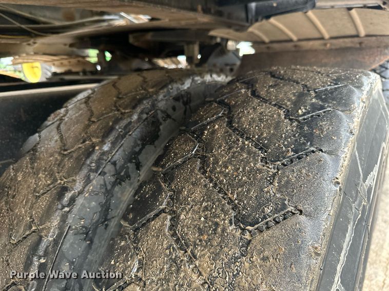 image for item JE9453 1999 International 9200  semi truck