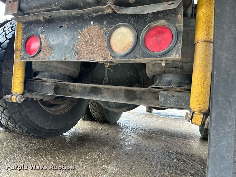 image for item JE9453 1999 International 9200  semi truck