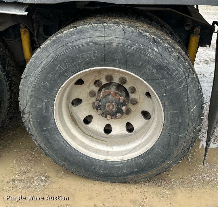 image for item JE9453 1999 International 9200  semi truck