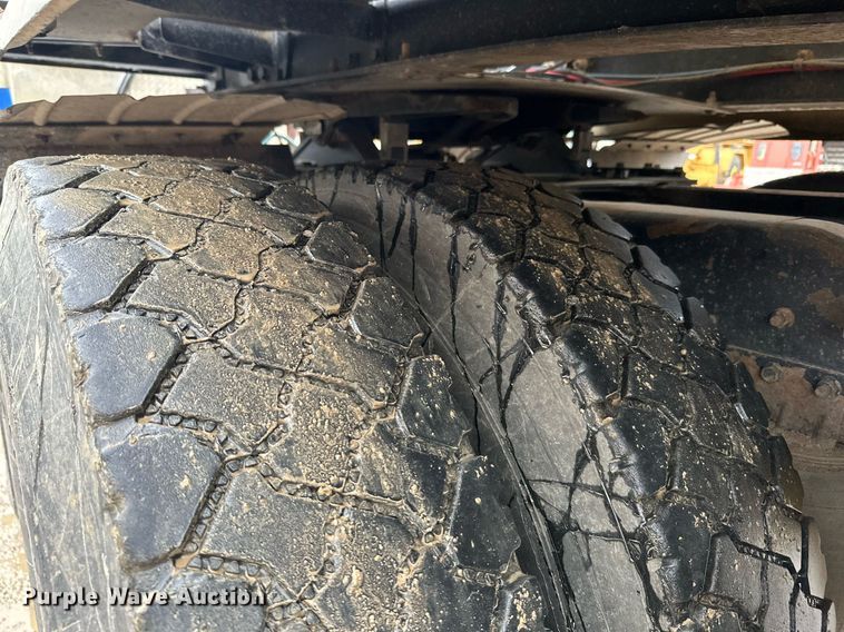 image for item JE9453 1999 International 9200  semi truck