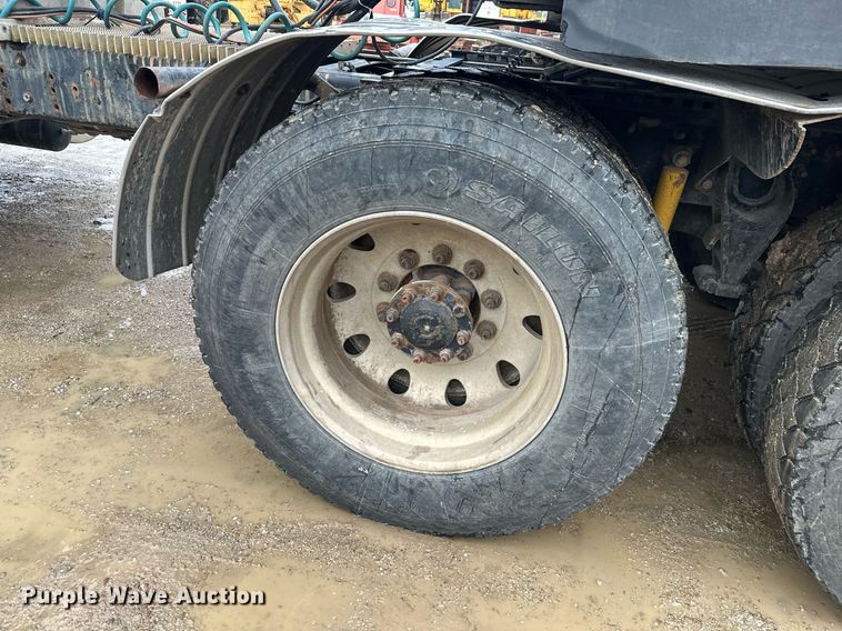 image for item JE9453 1999 International 9200  semi truck