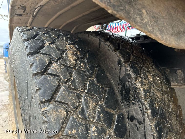 image for item JE9453 1999 International 9200  semi truck