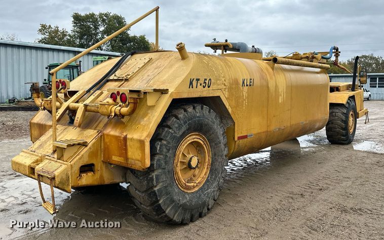 image for item JE9456 1997 Caterpillar 613C  water wagon