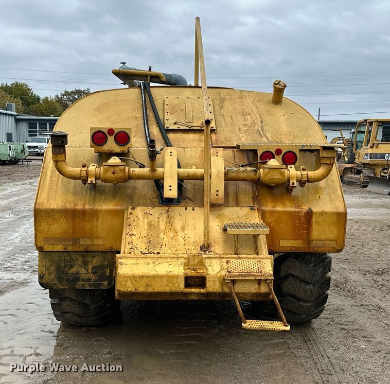 image for item JE9456 1997 Caterpillar 613C  water wagon