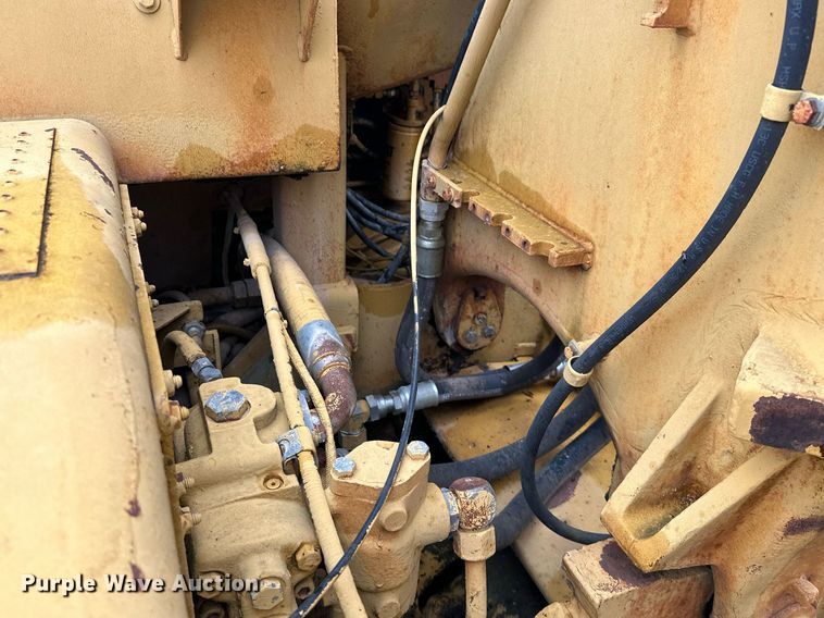 image for item JE9456 1997 Caterpillar 613C  water wagon