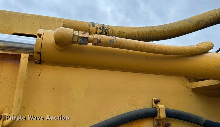 image for item JE9456 1997 Caterpillar 613C  water wagon