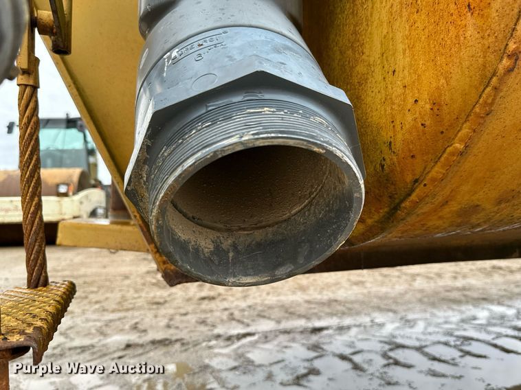 image for item JE9456 1997 Caterpillar 613C  water wagon