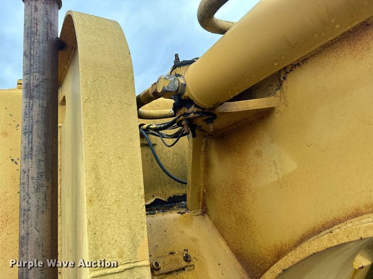 image for item JE9456 1997 Caterpillar 613C  water wagon