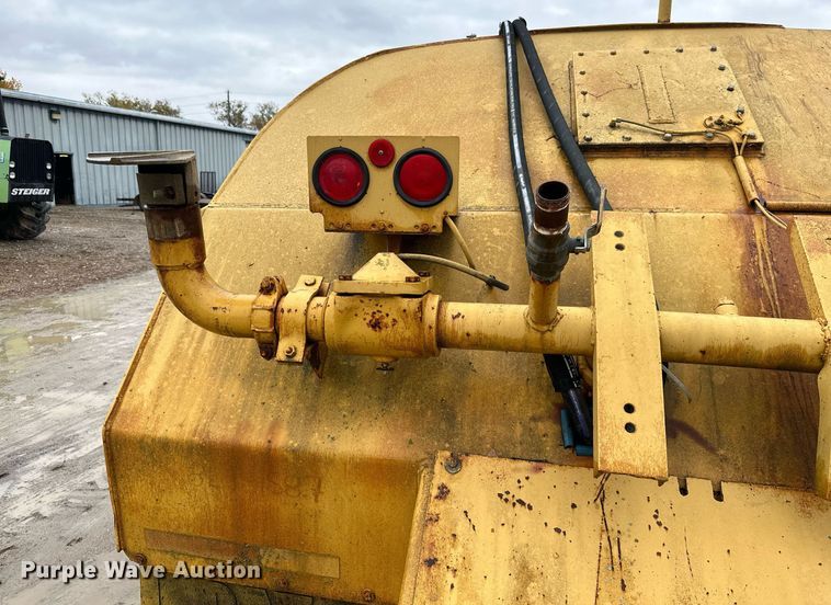 image for item JE9456 1997 Caterpillar 613C  water wagon
