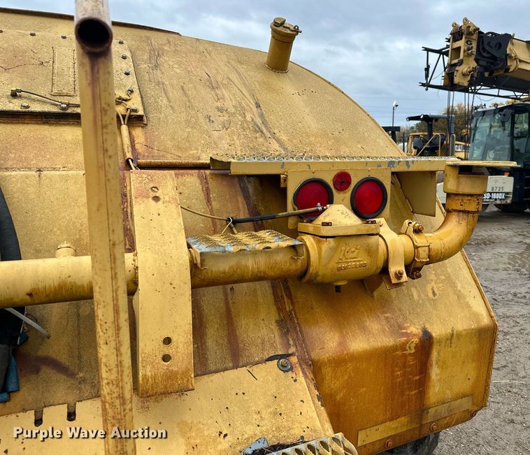 image for item JE9456 1997 Caterpillar 613C  water wagon