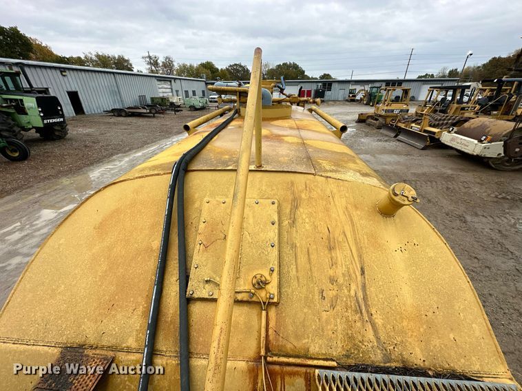 image for item JE9456 1997 Caterpillar 613C  water wagon
