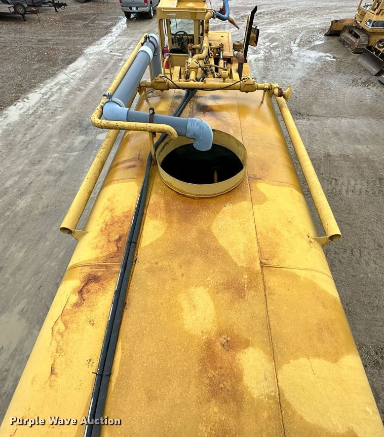 image for item JE9456 1997 Caterpillar 613C  water wagon