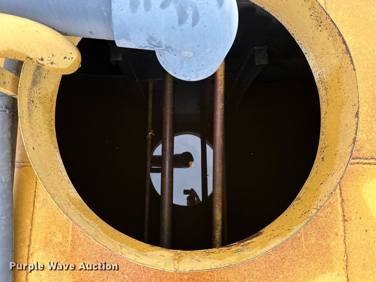 image for item JE9456 1997 Caterpillar 613C  water wagon