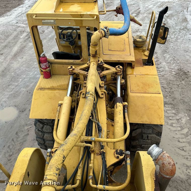 image for item JE9456 1997 Caterpillar 613C  water wagon