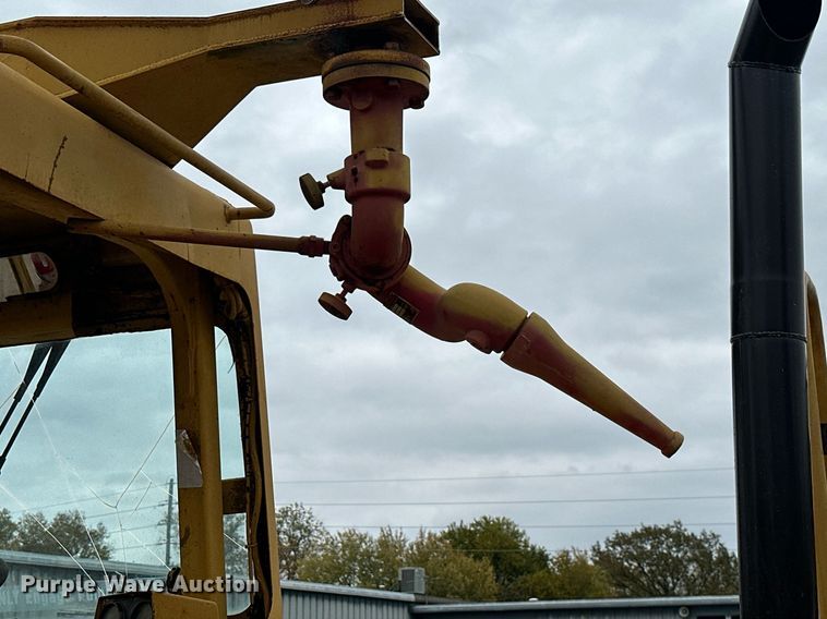 image for item JE9456 1997 Caterpillar 613C  water wagon