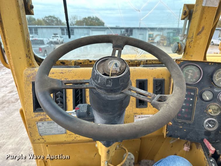 image for item JE9456 1997 Caterpillar 613C  water wagon