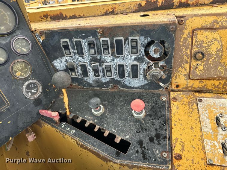 image for item JE9456 1997 Caterpillar 613C  water wagon