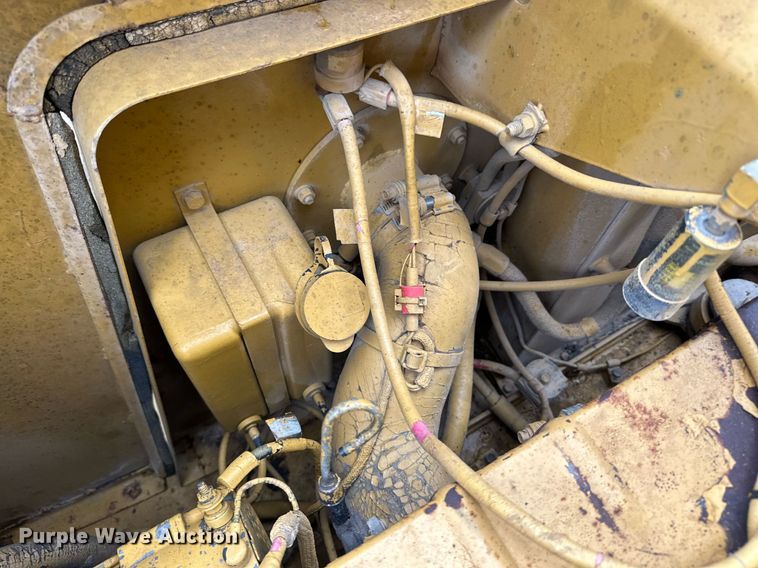 image for item JE9456 1997 Caterpillar 613C  water wagon