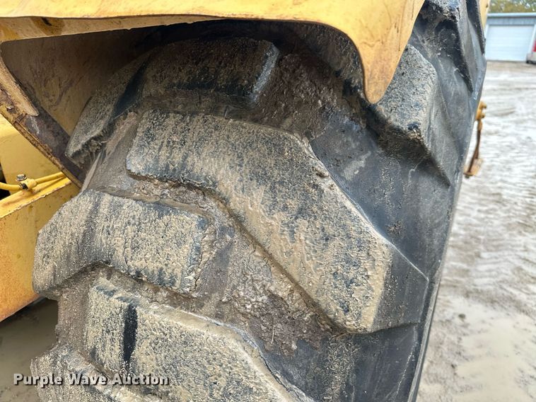 image for item JE9456 1997 Caterpillar 613C  water wagon