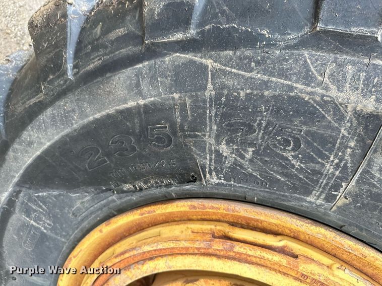 image for item JE9456 1997 Caterpillar 613C  water wagon