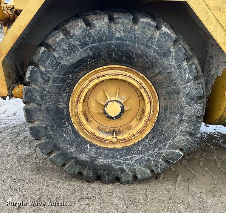 image for item JE9456 1997 Caterpillar 613C  water wagon