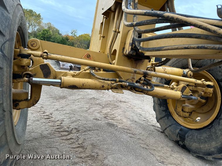 image for item JE9467 2004 Caterpillar 140H  motor grader