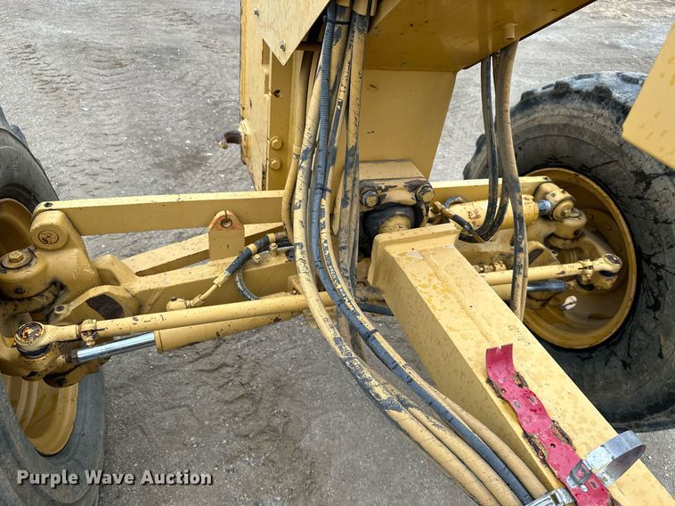 image for item JE9467 2004 Caterpillar 140H  motor grader