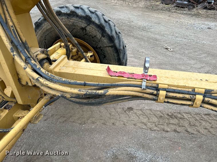 image for item JE9467 2004 Caterpillar 140H  motor grader