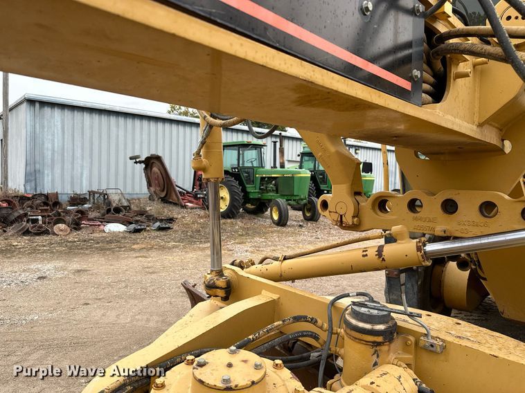 image for item JE9467 2004 Caterpillar 140H  motor grader