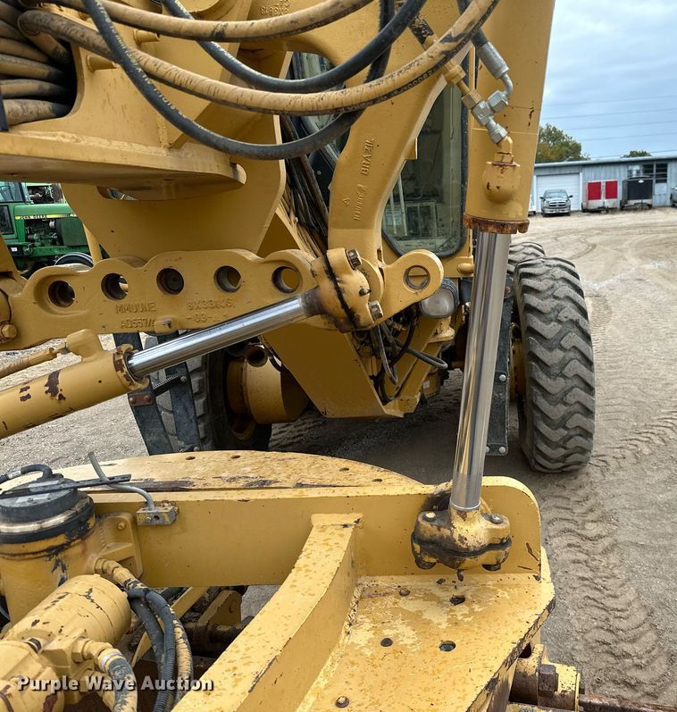 image for item JE9467 2004 Caterpillar 140H  motor grader