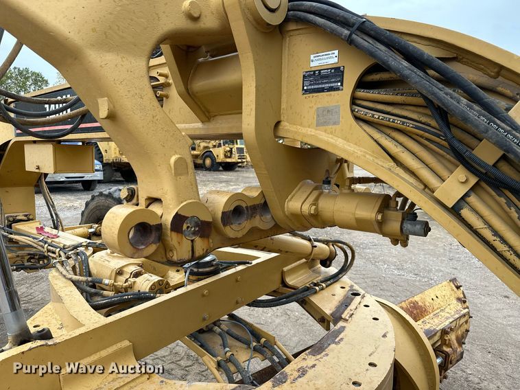 image for item JE9467 2004 Caterpillar 140H  motor grader