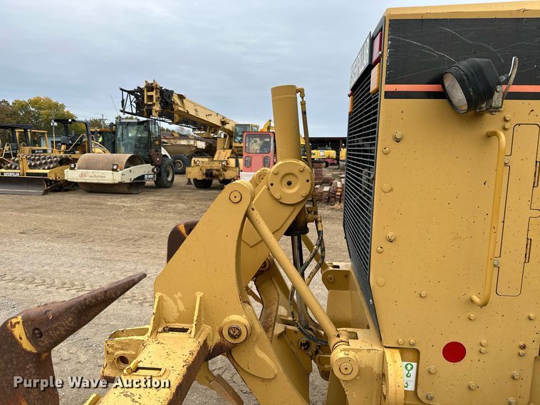 image for item JE9467 2004 Caterpillar 140H  motor grader
