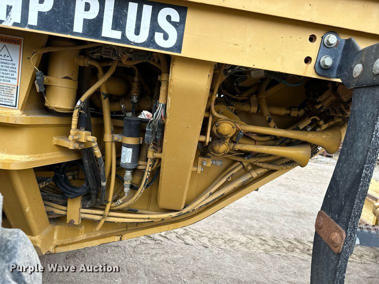 image for item JE9467 2004 Caterpillar 140H  motor grader