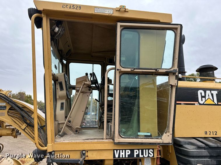 image for item JE9467 2004 Caterpillar 140H  motor grader