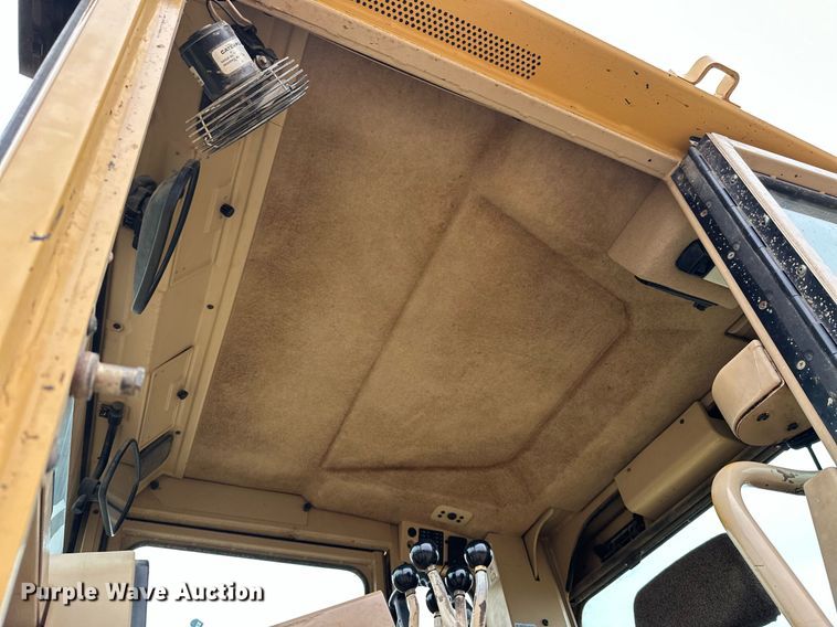 image for item JE9467 2004 Caterpillar 140H  motor grader