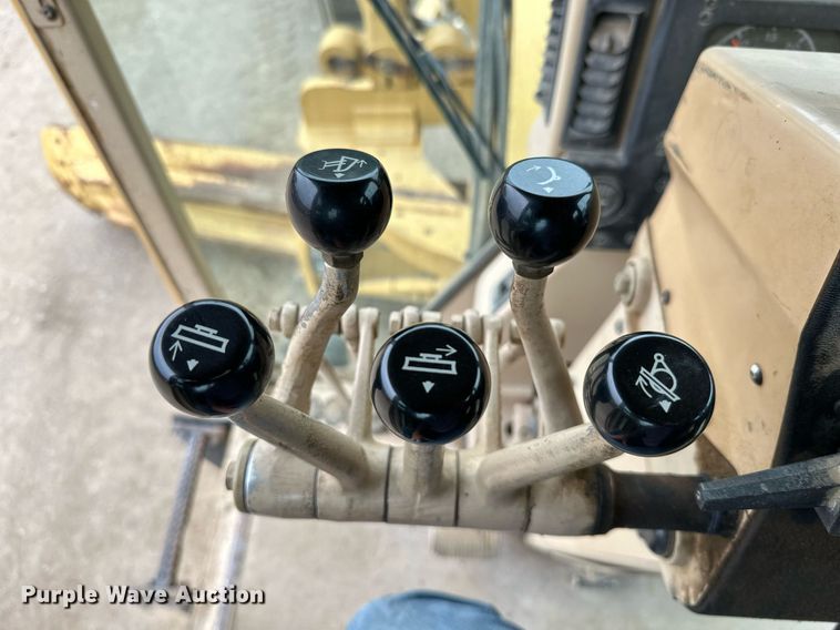 image for item JE9467 2004 Caterpillar 140H  motor grader