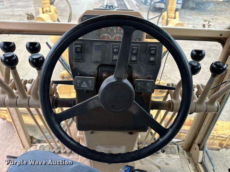 image for item JE9467 2004 Caterpillar 140H  motor grader