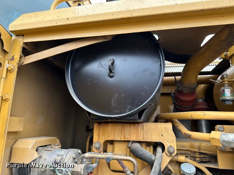 image for item JE9467 2004 Caterpillar 140H  motor grader