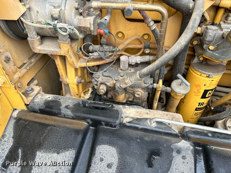 image for item JE9467 2004 Caterpillar 140H  motor grader