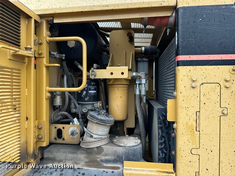 image for item JE9467 2004 Caterpillar 140H  motor grader