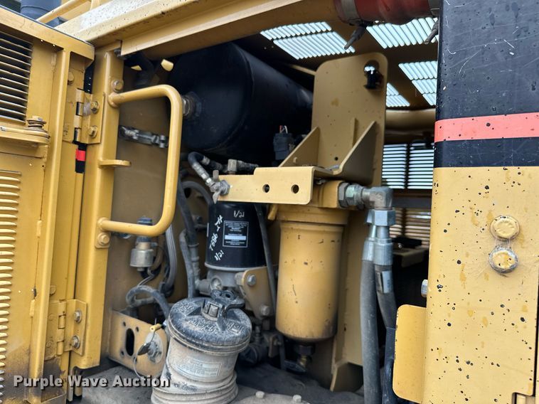 image for item JE9467 2004 Caterpillar 140H  motor grader