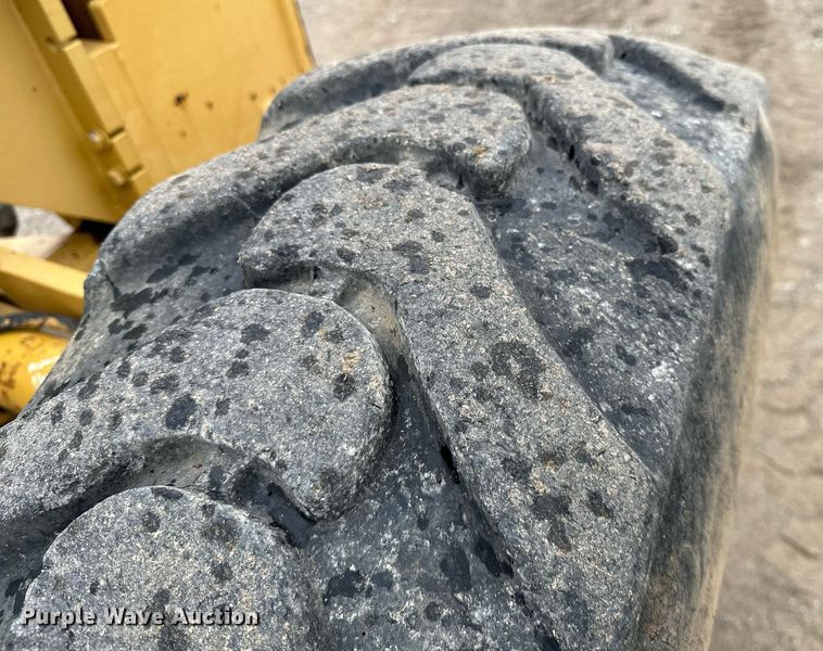 image for item JE9467 2004 Caterpillar 140H  motor grader