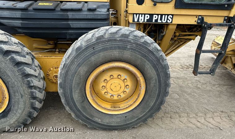 image for item JE9467 2004 Caterpillar 140H  motor grader