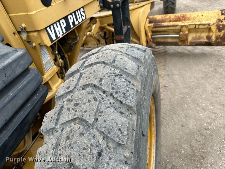 image for item JE9467 2004 Caterpillar 140H  motor grader