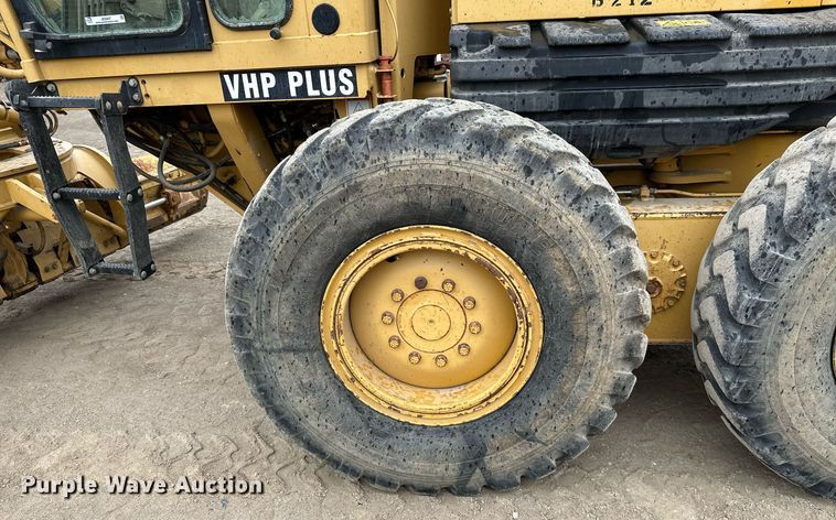 image for item JE9467 2004 Caterpillar 140H  motor grader